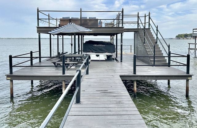 Stunning 4BR Lakefront Home w/ Dock & Decked Yard