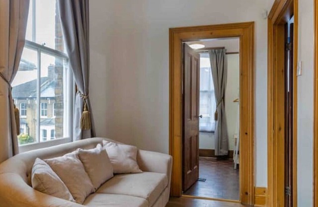 Stunning 5 Bedroom House with Garden and Parking