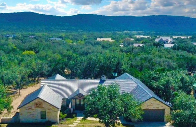 Stunning 6 Bedroom vacation home with pool & hot tub 5 minutes from Frio River!