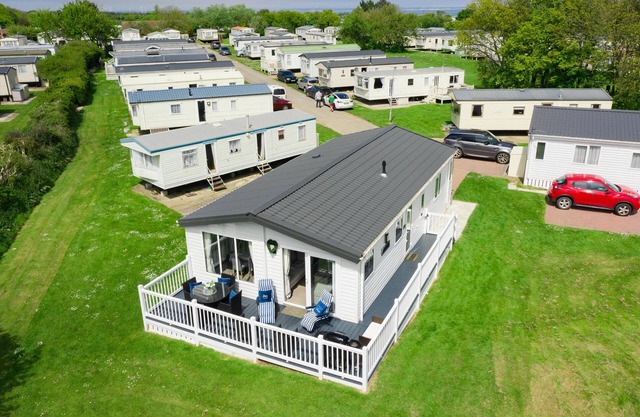 Stunning 6 berth lodge for hire at Skipsea Sands in Yorkshire ref 41077WF