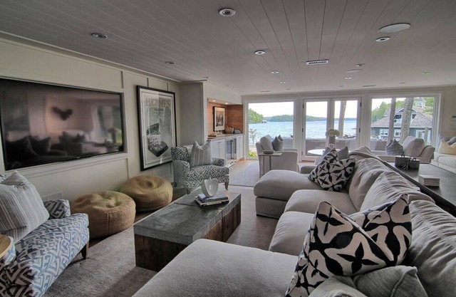 Stunning 6 brdm, 7 bath cottage on Lake Joe! Sand Beach! Boathouse! Has it All!