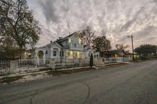 Stunning 6BR Victorian Sleeps 25