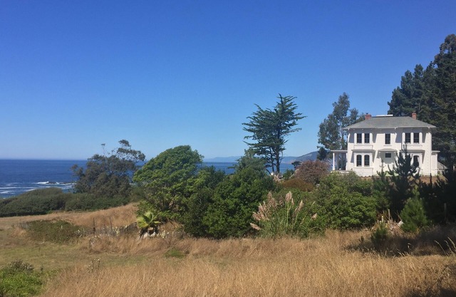 Impresionante casa victoriana de 7 dormitorios frente al mar y graneros en 22 acres privados
