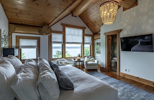 Stunning 8 bed 8 bath cottage on Lake Rosseau with boathouse!