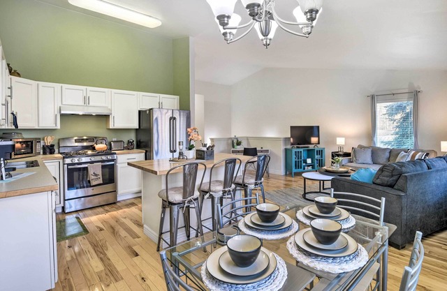 Stunning Anchorage Townhome ~ 5 Mi to Dtwn!