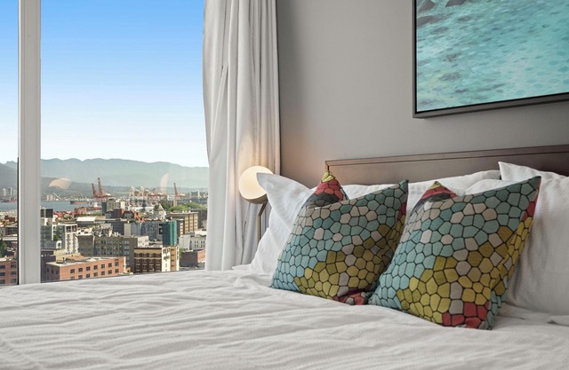 Stunning and Spacious 3 Bedroom/2 Bathroom Condo in Central Downtown Vancouver