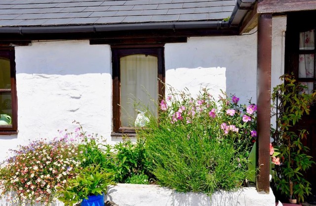 Stunning ANNEXE 1 luxury bedroom, eating area & bathroom only!