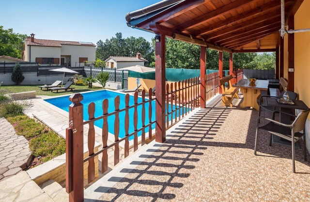 Bonito apartamento en Motovun con piscina al aire libre.