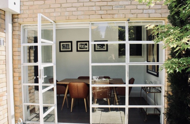 STUNNING ART DECO EAST MELBOURNE APARTMENT WITH PRIVATE COURTYARD