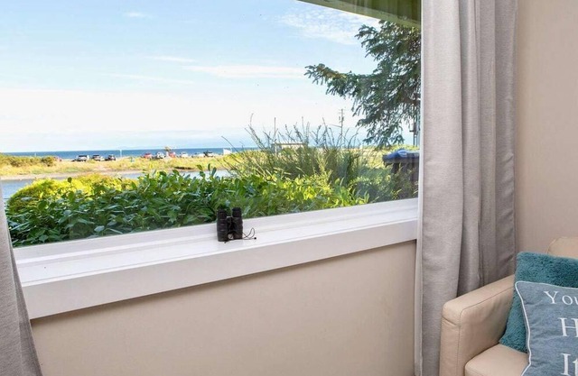 Stunning Beach Front Suite 15min To Downtown!