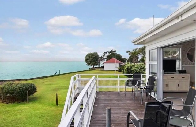 Stunning Beachfront Bach