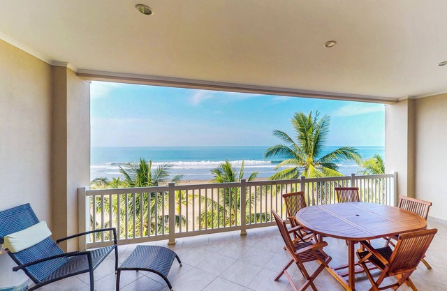 Impresionante condominio frente al mar con piscina compartida y amplias vistas al mar