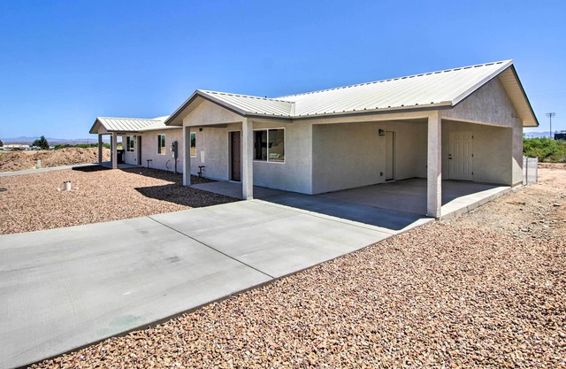 Stunning Benson Retreat Near Hiking Trails!