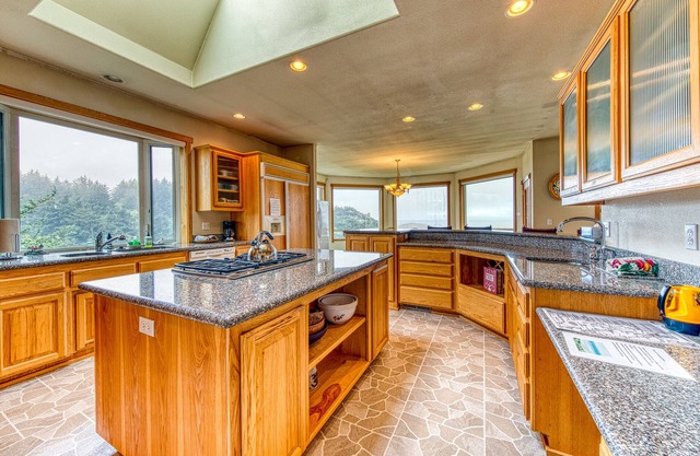 Impresionante casa blufftop w / deck y vistas al océano / colinas - 2 perros bienvenidos!