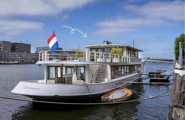 Stunning boat with a view