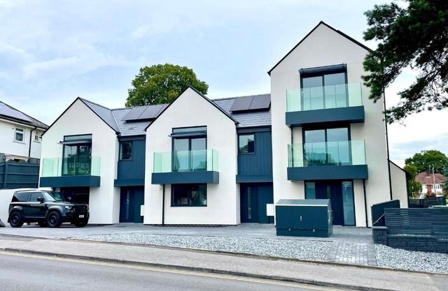 Stunning Brand New House - Sleeps 6 - Free Parking - Great Location - Fast WiFi - Smart TV - Close to Poole & Bournemouth & Sandbanks