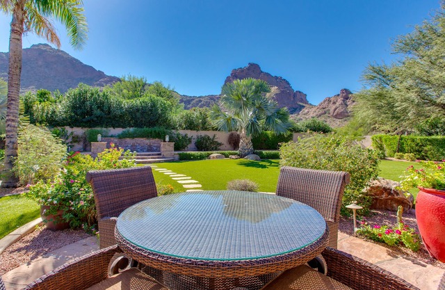 Stunning Camelback Views, 4 bdrm 3 bath + Office w/ Futon, Firepit, B-Ball Court