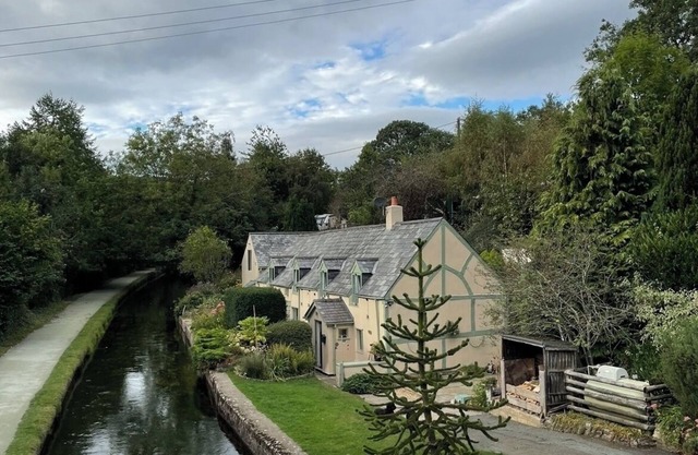 Stunning Canal Side Listed Cottage in the heart of Llangollen