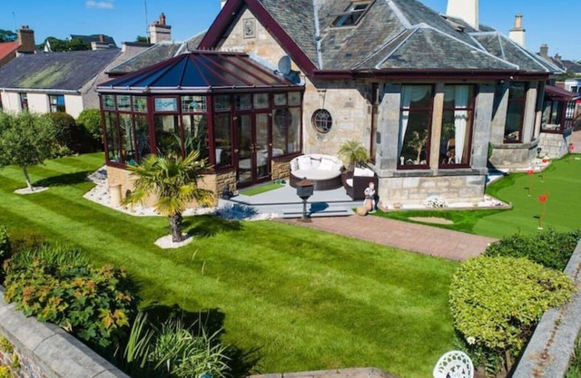 Stunning Central Villa by Golf Course & Beach