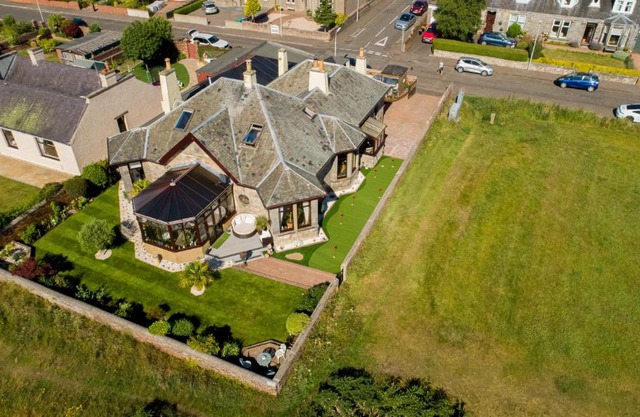 Stunning Central Villa by Golf Course & Beach