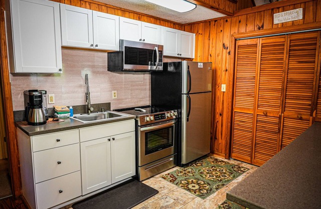 Stunning chalet steps away from amenities and our venue!