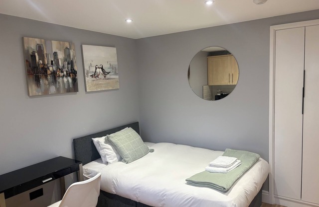 Stunning, chic and bright studio apartment in the heart of Hemel Hempstead.