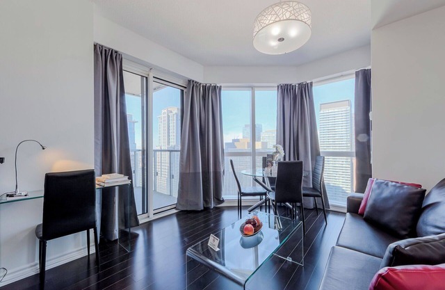 Stunning City Center 2 Bedroom 2 Bathroom Suite, Balcony, 3 TVs, Pet Friendly