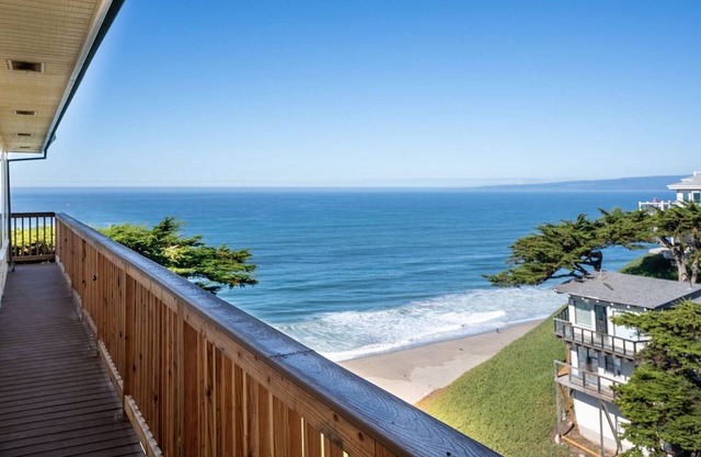 Stunning Coastal Cottage w/ Panoramic Views of Monterey Bay! 6 Miles from Town
