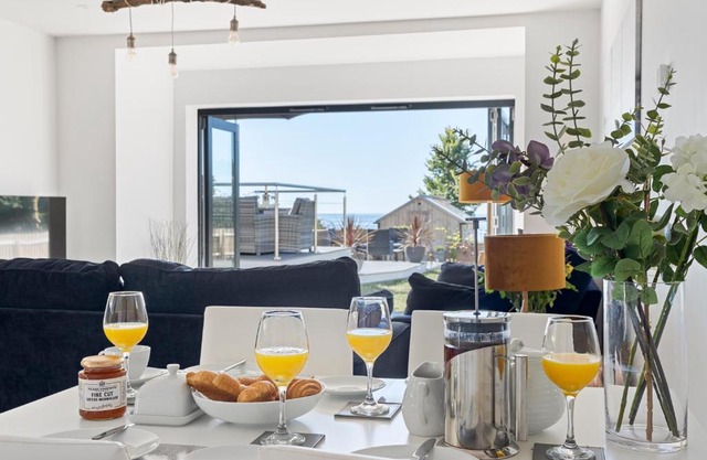 Stunning Coastal Apartment in Maidencombe with Sea Views & Garden