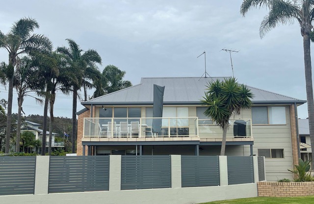 Stunning Coastal Retreat - Walking distance to Beach and Cafes.