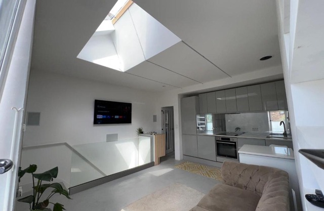 Stunning Contemporary 2 Bed Apartment With Parking