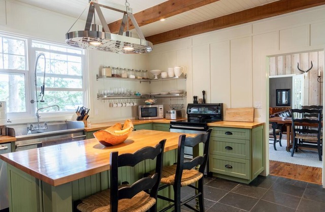 Stunning Cottage on North Rosseau! Incredible Sunsets! Boathouse! Foosball!