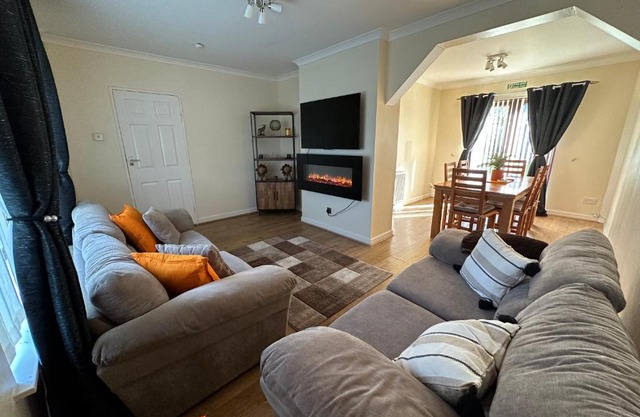 Stunning cozy three bedroom house near ARI