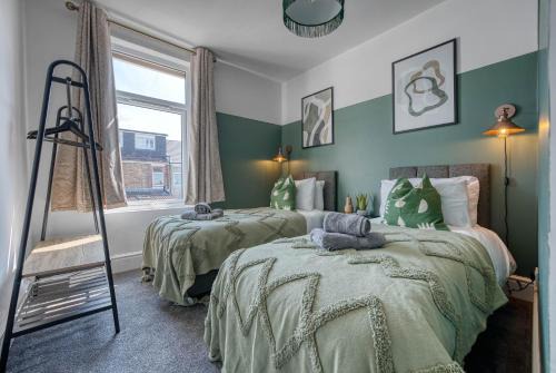 Stunning Design 3-Bedroom Townhouse Retreat in Southsea, Sleeps 8, Chic and Spacious with Free Parking Permit, WORK CONTRACTORS SPECIAL OFFER AVAILABLE! - by Blue Puffin Stays