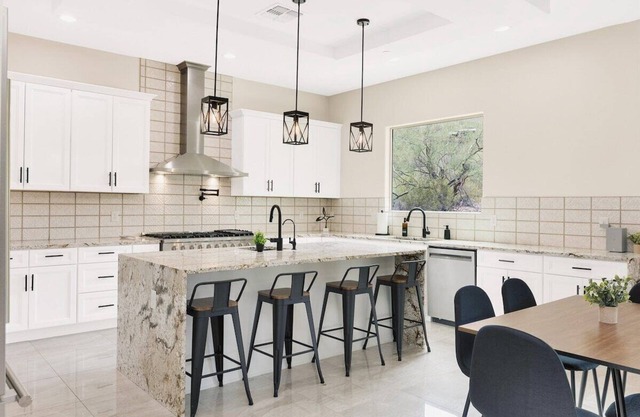 Stunning Designer Home, 4BR/4BA w/ Mountain Views and Near Downtown