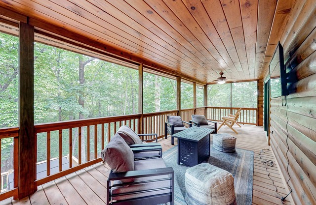 Stunning dog-friendly cabin with large wraparound deck & private hot tub