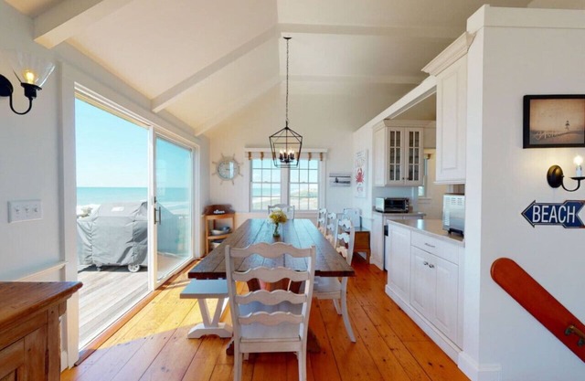 Stunning Double Home Rental - 6 bedroom 16 guests