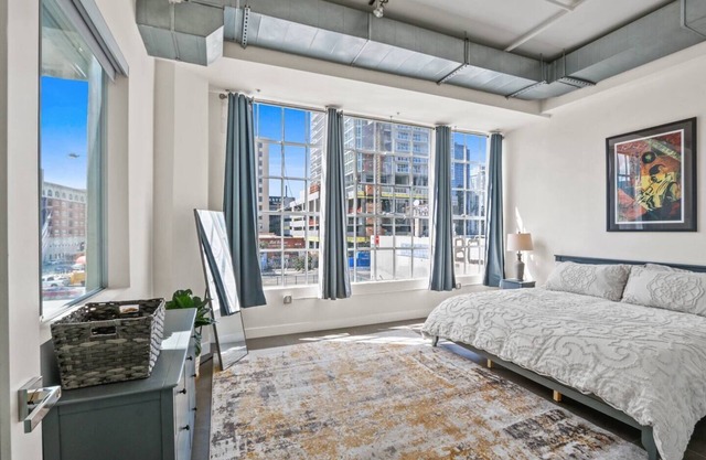 Stunning DTLA Gem 2bed w/ pool, gym, & parking