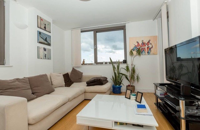 2 Bedroom East London Apartment With Lovely Views