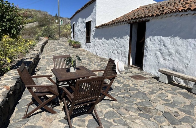 Encanto Rústico Canario en Caserío El Estanco Viejo con Piscina y Vi