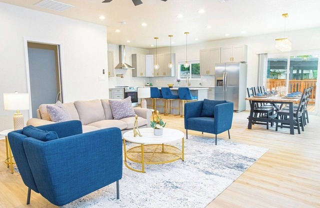 Stunning Elegance 4br/2.5 BA Near Vibrant Downtown