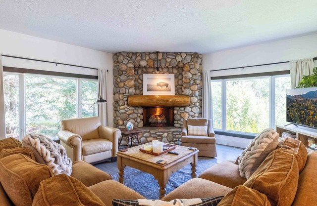Stunning Elkhorn Condo with Sauna, Hot Tub, + More!
