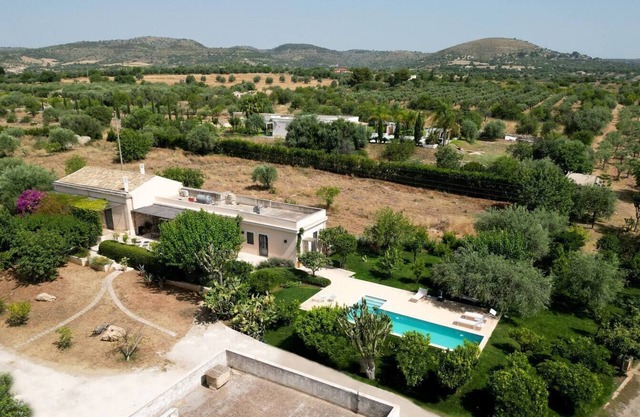 Stunning estate with pool luxury country retreat