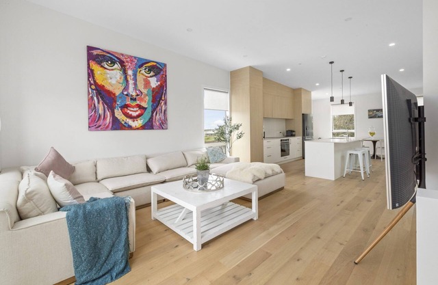 Stunning executive family home! Ocean views, 2 min walk to the beach, elevator!