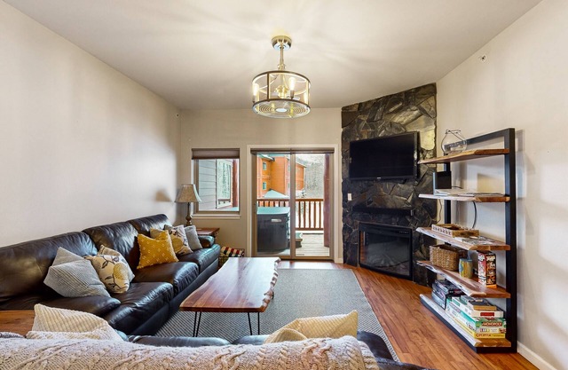Stunning family-friendly home with private hot tub overlooking mountains