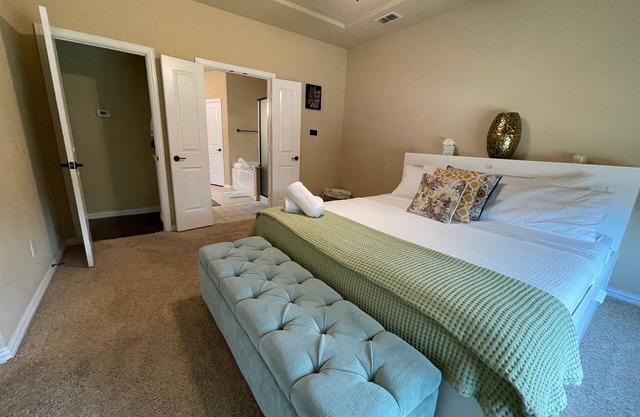 Stunning Family Getaway Near PGA Headquarters & Lake Lewisville, Pergola & BBQ