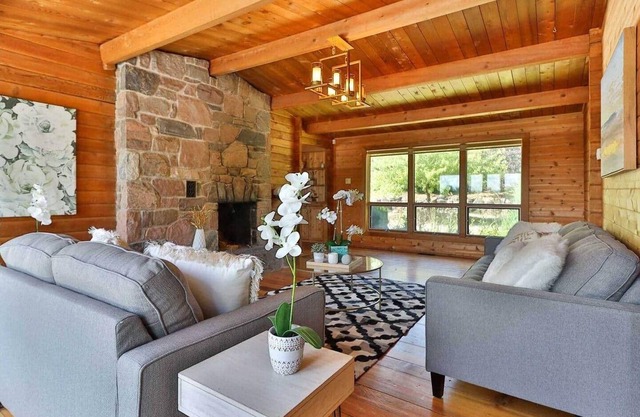 Stunning Farmhouse In Pickering!