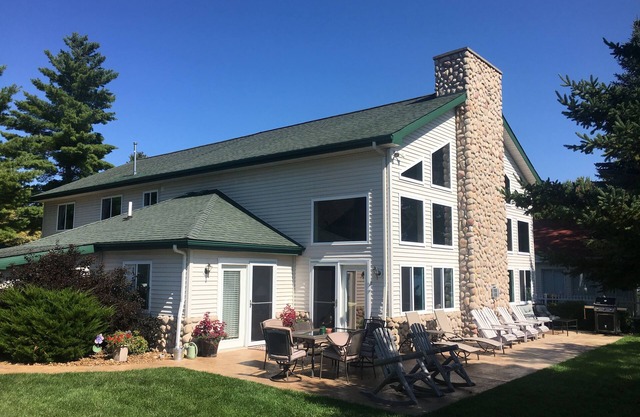 Impresionante casa de cinco dormitorios frente al lago en Houghton Lake, Michigan