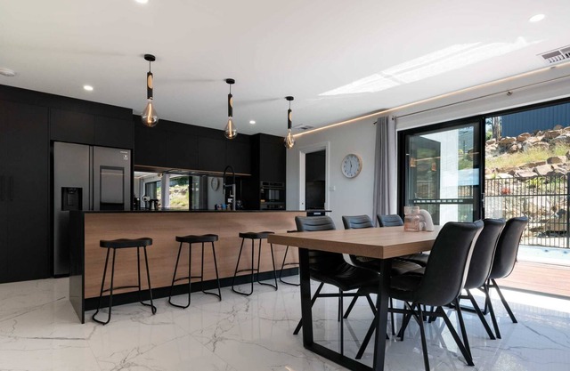 Stunning Four Bedroom Home With Jacuzzi and Wifi