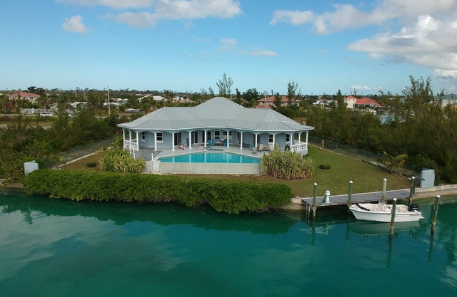 "Sandpiper Villa" es una impresionante propiedad del Canal, con piscina infinita y muelle de 40 '